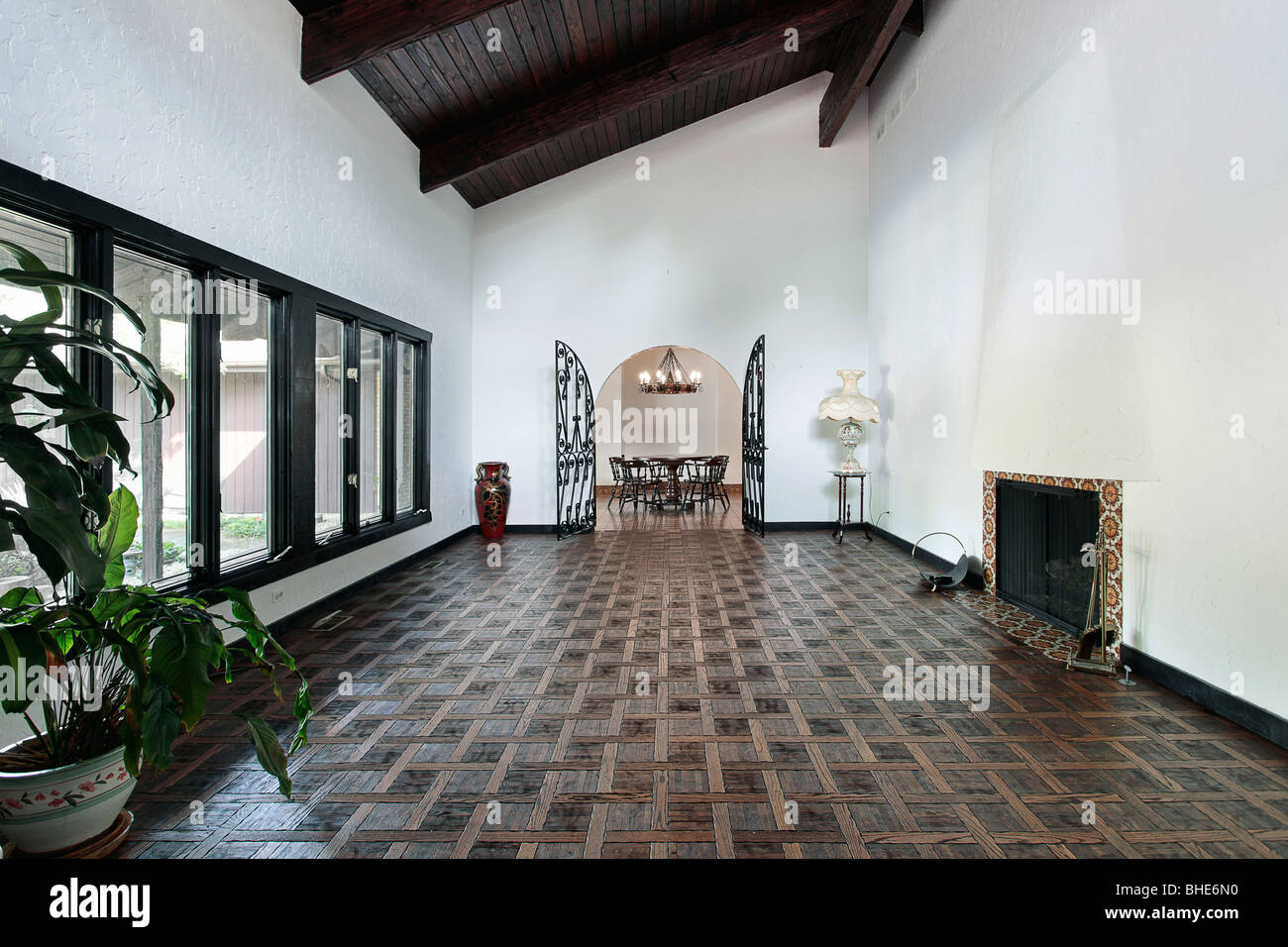 Salón con techo de vigas de madera y suelo de parquet Foto de stock