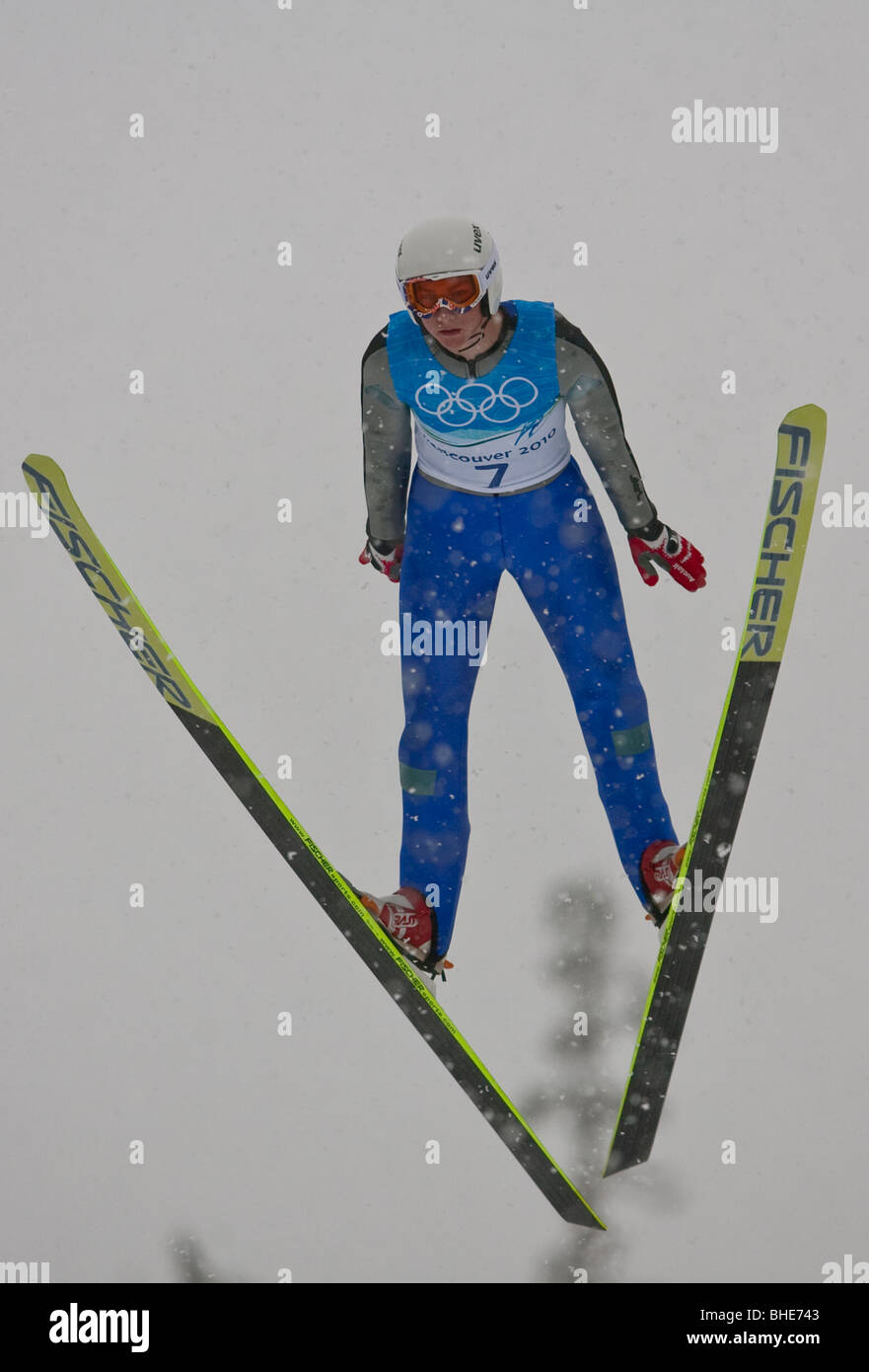 Peter Frenette (Estados Unidos) durante el NH individuales de formación de salto de esquí en los Juegos Olímpicos de Invierno de 2010, en Vancouver, Columbia Británica. Foto de stock