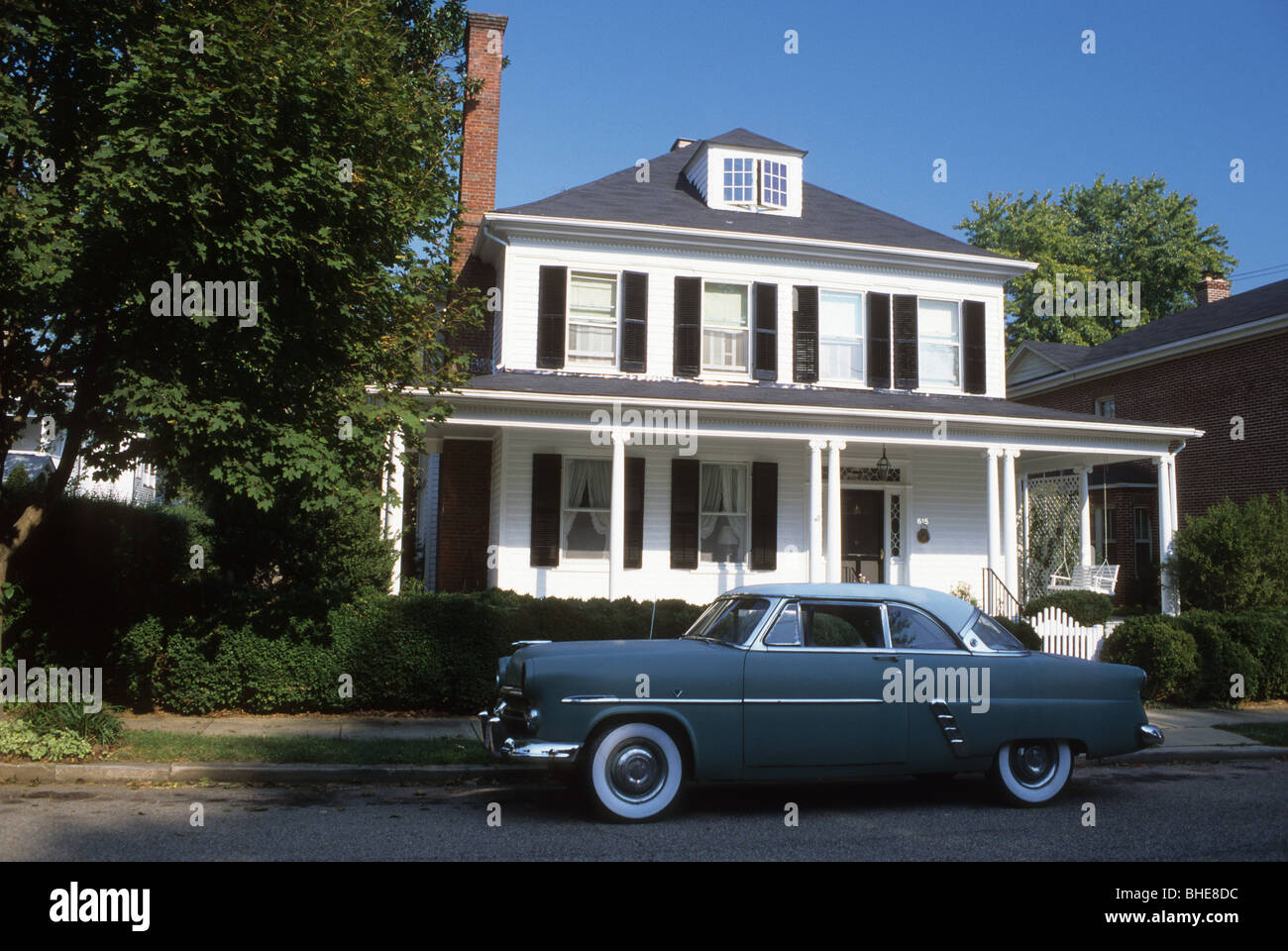 1952 Ford Victoria fuera, Fauquier Street, Fredericksburg, Virginia Foto de stock