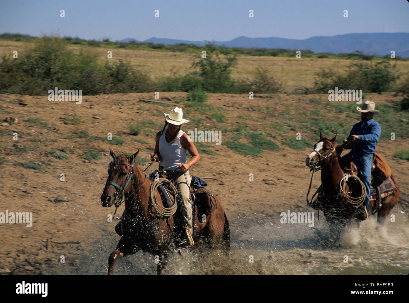 Gente a caballo. Foto de stock