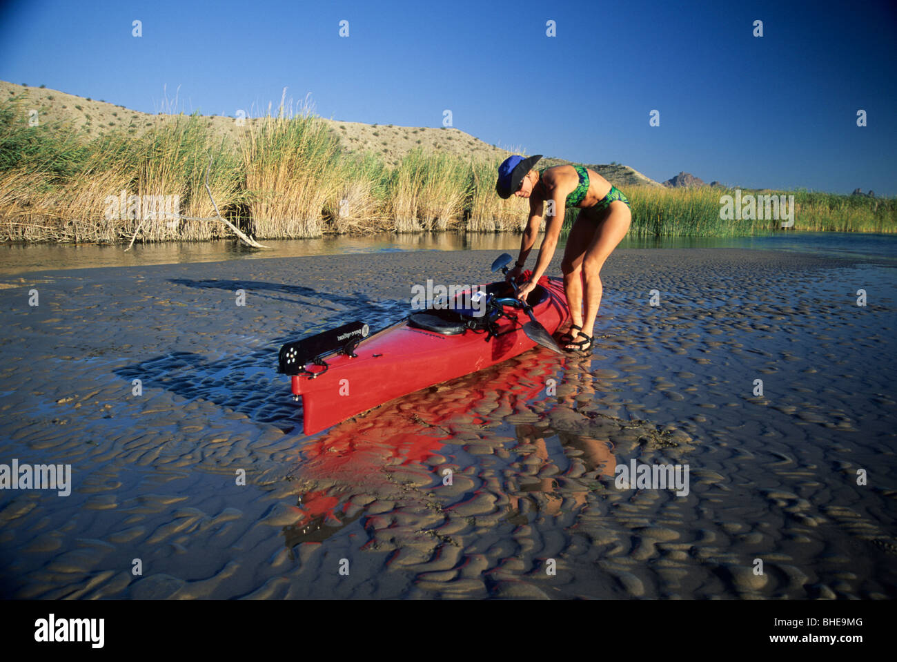 Persona en kayak en el río. Foto de stock