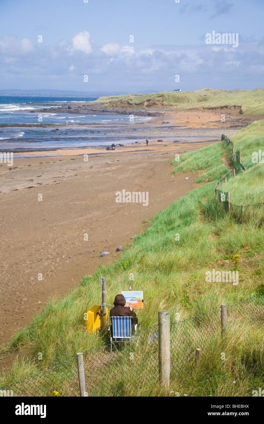 Pintor representando la costa desde la playa de Fanore, County Clare, Irlanda. Foto de stock
