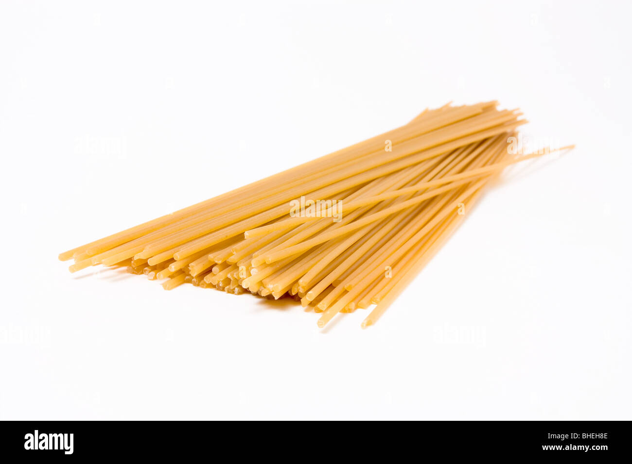 Los espaguetis secos aisladas contra un fondo blanco. Foto de stock