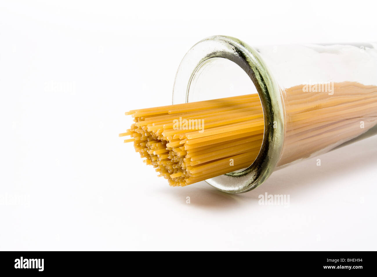 Los espaguetis secos aisladas contra un fondo blanco. Foto de stock