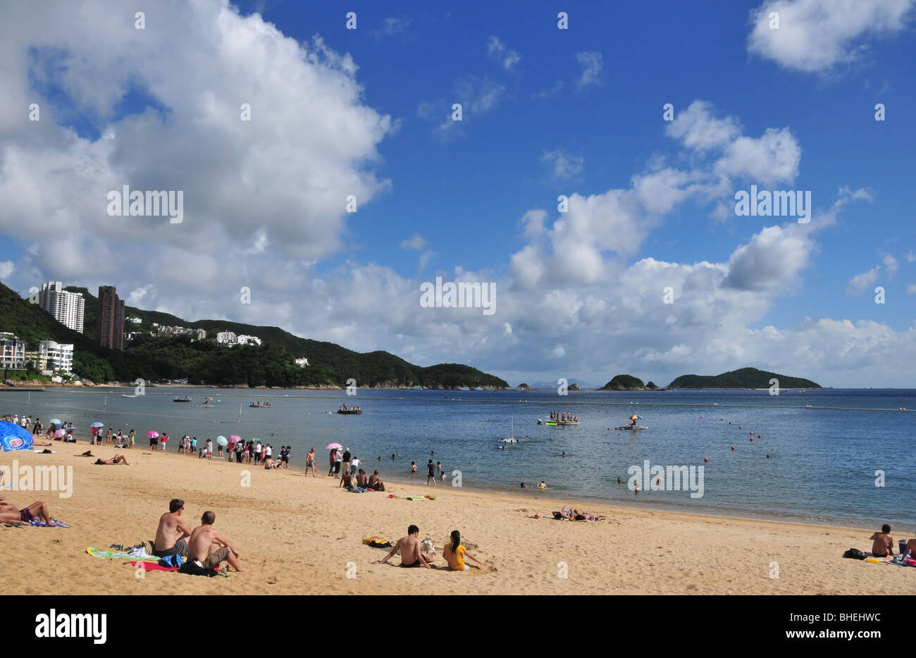 Fin de semana de filmación la concurrida playa, mirando hacia el mar, en la bahía Repulse, Hong Kong, China Foto de stock