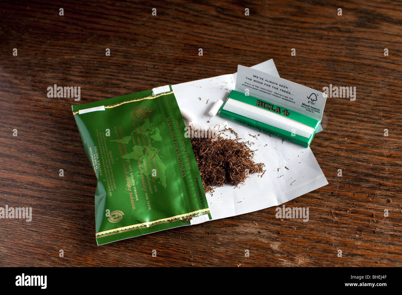 Golden Virginia mano el tabaco de liar y Papeles Rizla Verde Fotografía de  stock - Alamy