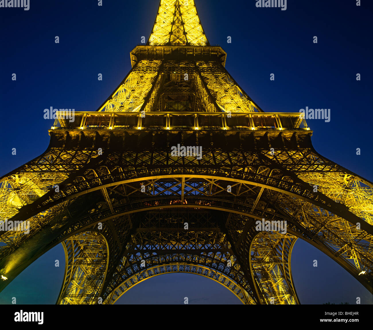 Torre Eiffel en la noche, París, Francia, Europa Foto de stock