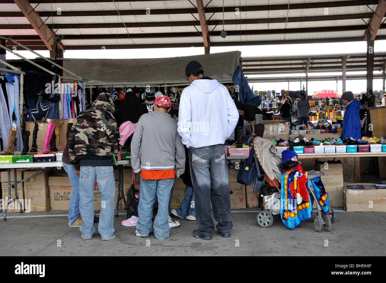 Ropa barata en venta en Traders Village - el mayor mercado de pulgas en  Texas, Grand Prairie, TX, EE.UU Fotografía de stock - Alamy