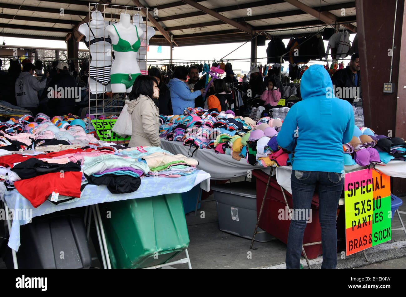 Ropa barata en venta en Traders Village - el mayor mercado de pulgas en  Texas, Grand Prairie, TX, EE.UU Fotografía de stock - Alamy