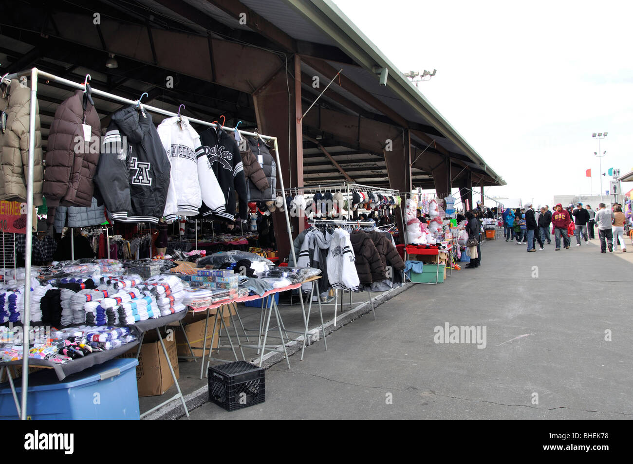 Ropa barata en venta en Traders Village - el mayor mercado de pulgas en  Texas, Grand Prairie, TX, EE.UU Fotografía de stock - Alamy