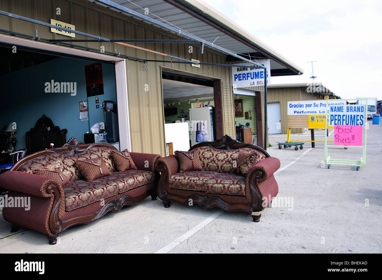 Muebles baratos en venta en Traders Village - el mayor mercado de pulgas en  Texas, Grand Prairie, TX, EE.UU Fotografía de stock - Alamy