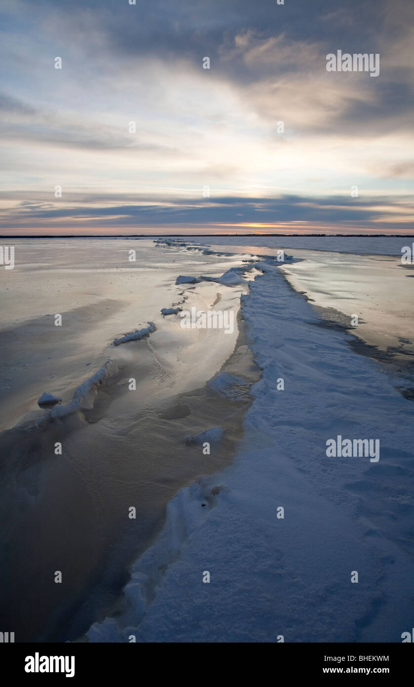 La zona de presión y las grietas en el hielo del mar , Finlandia Foto de stock