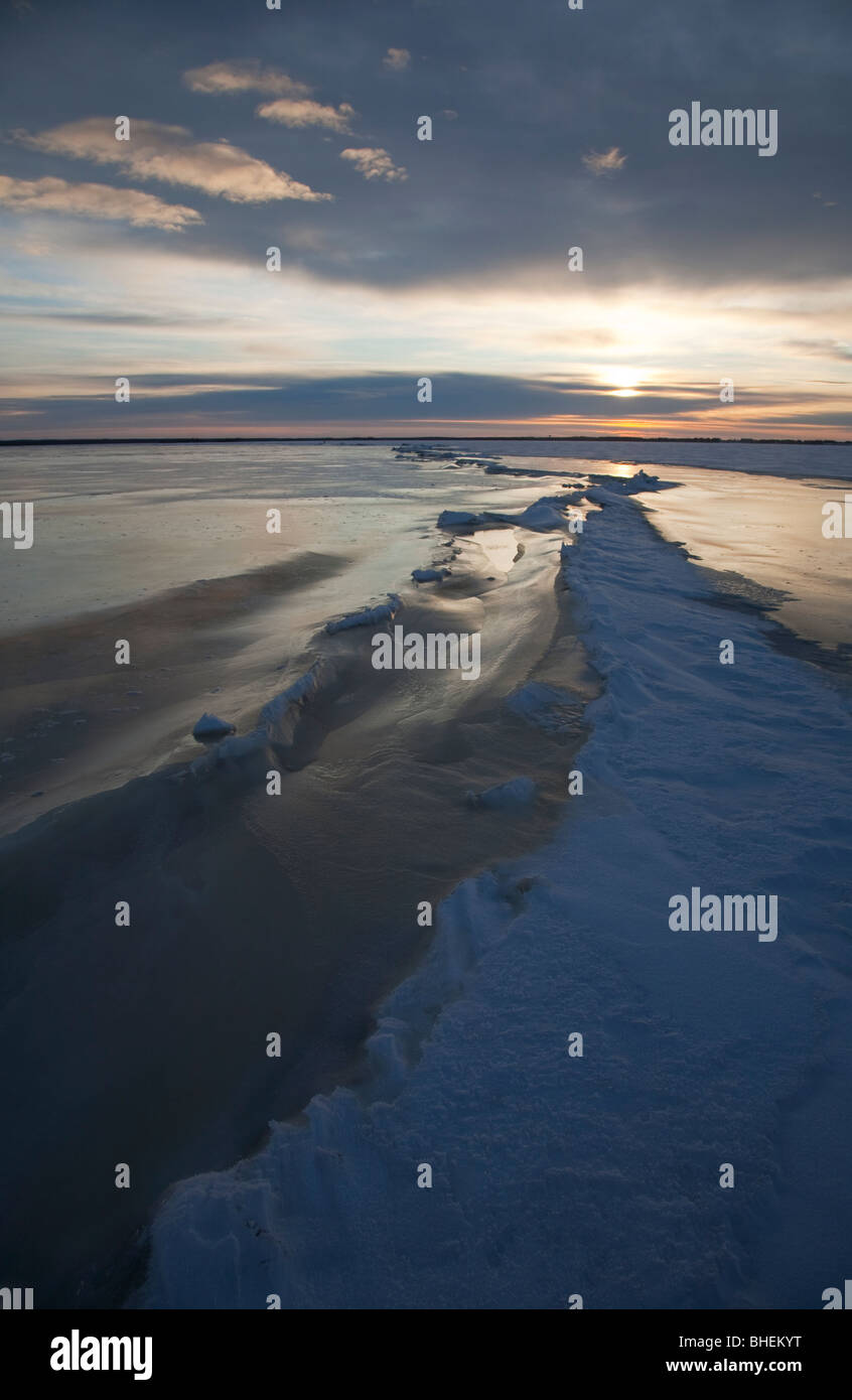 Cresta de presión y una larga grieta en el hielo marino en el Mar Báltico, Golfo de Botnia , Finlandia Foto de stock
