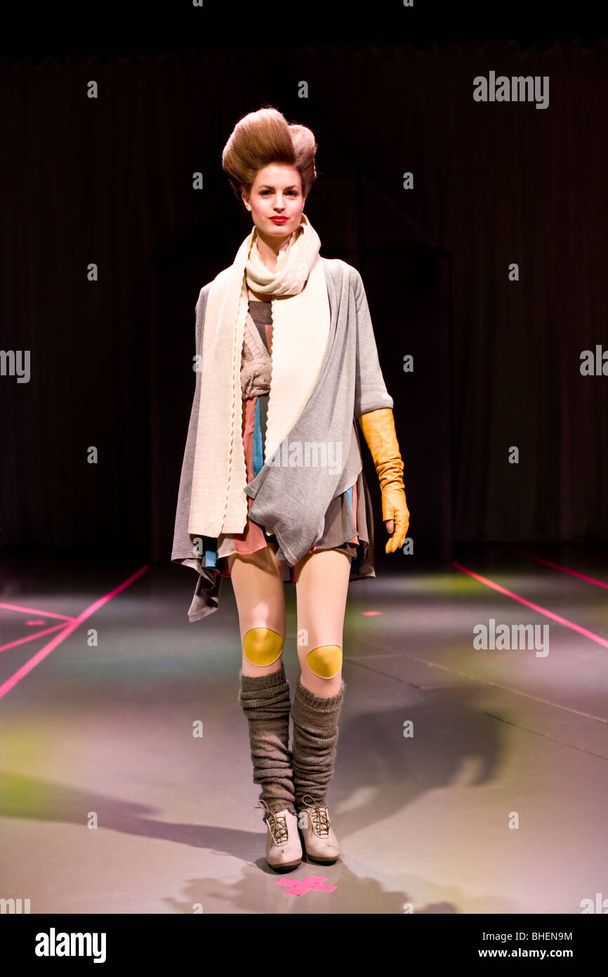 Joven modelo femenino mostrando ropa moderna en la Feria Internacional de  la moda de Copenhague Fotografía de stock - Alamy