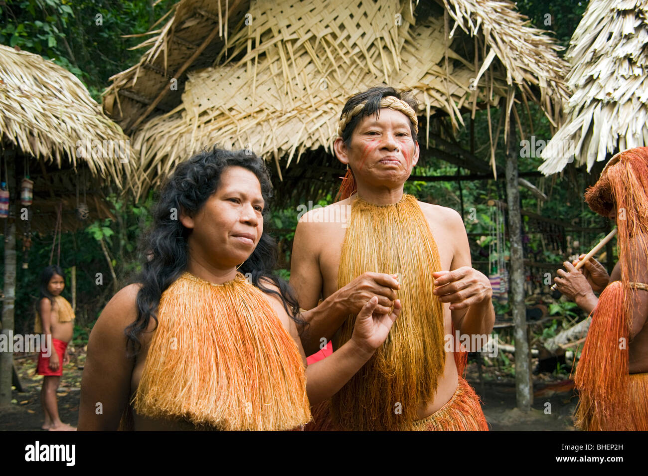 Los habitantes de cerca de Santa Maria de Ojeal y Sinichicuy Creek zona del Amazonas mostrando trajes y danzas para turistas Foto de stock