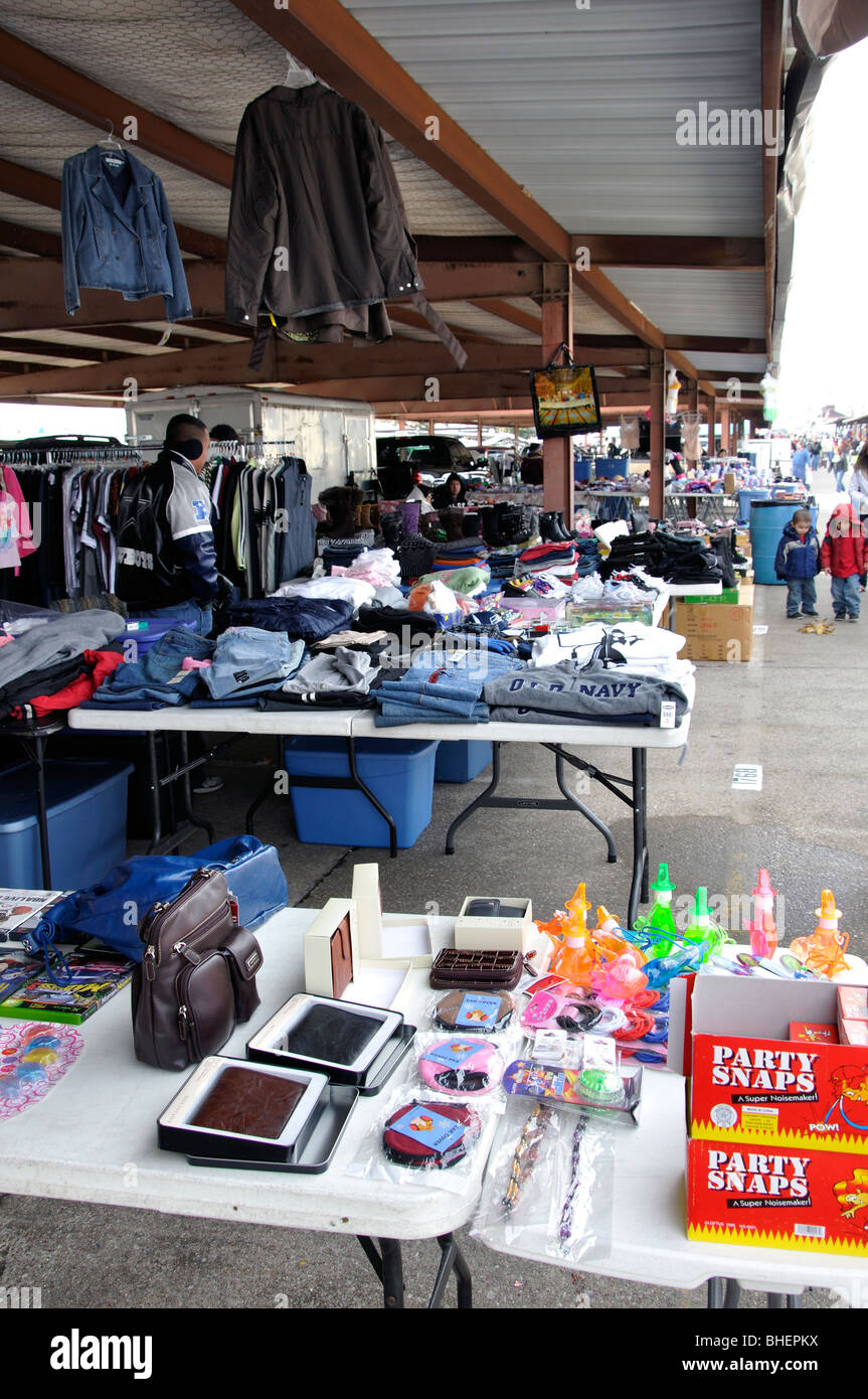 Usado o cosas baratas y ropa en venta en Traders Village - el mayor mercado  de pulgas en Texas, Grand Prairie, TX, EE.UU Fotografía de stock - Alamy