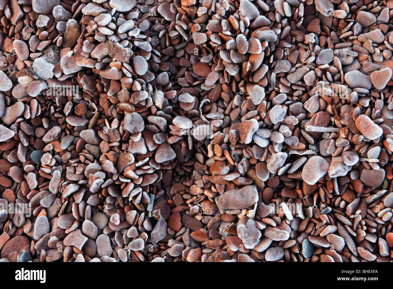 Las rocas de la playa con una ligera cubierta de escarcha. Foto de stock