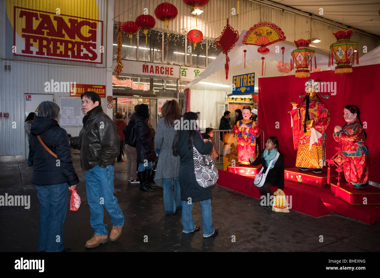 Paris, Francia, People Shopping en el supermercado chino, 'Tang Freres' durante 'Año Nuevo Chino' Entrada con decoración, la comunidad china de parís Foto de stock