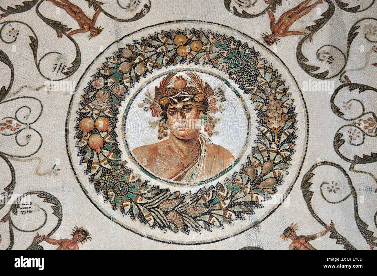 "Fruitman - El genio del año' Mosaic, el Museo Arqueológico, El Djem El Djem, Gobernación de Mahdia, Túnez Foto de stock