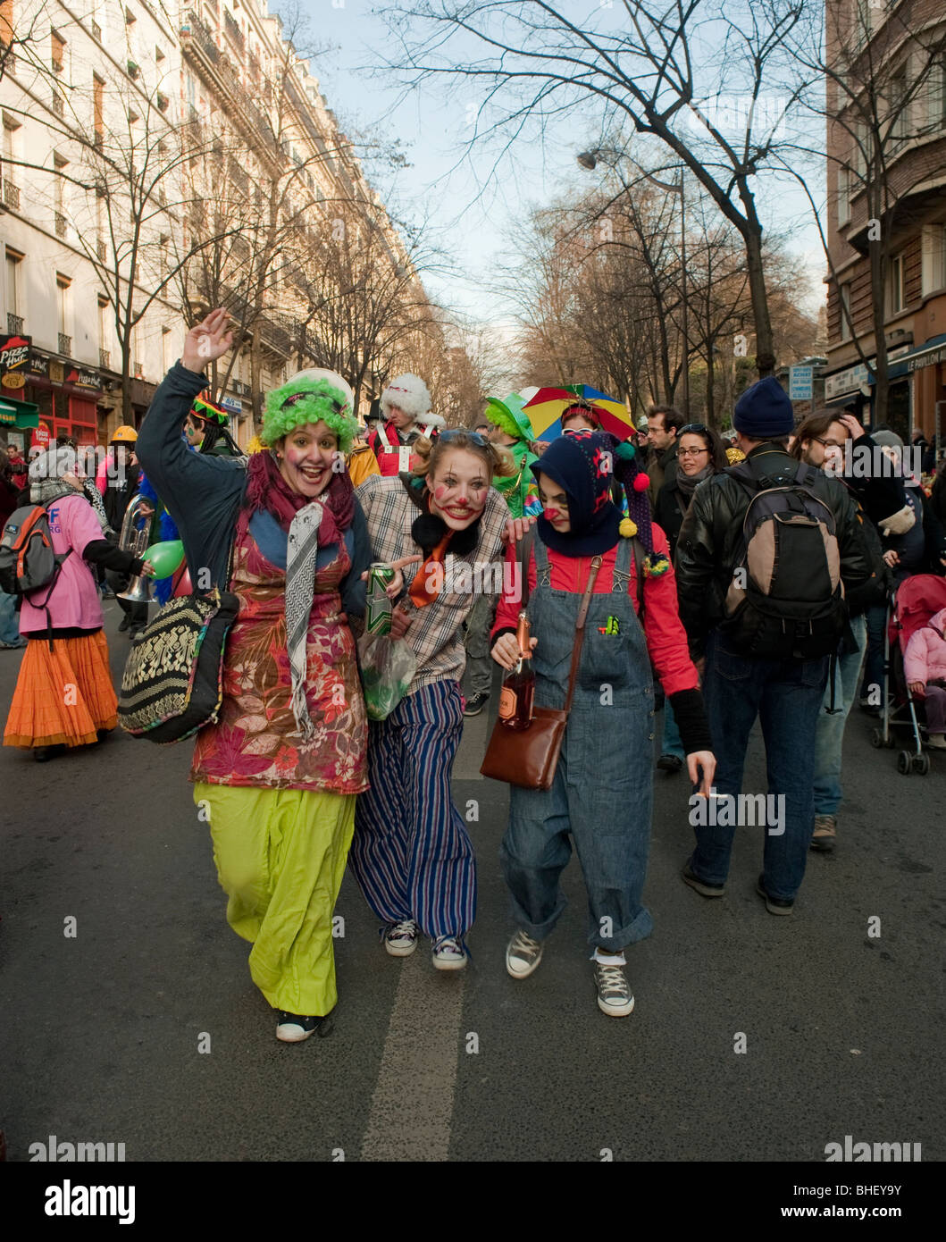 París, Francia, La gente en el vestuario Marching en 'Carnaval de París'  Festival de la calle del Carnaval de París, Aduanas y tradiciones Francia  Fotografía de stock - Alamy