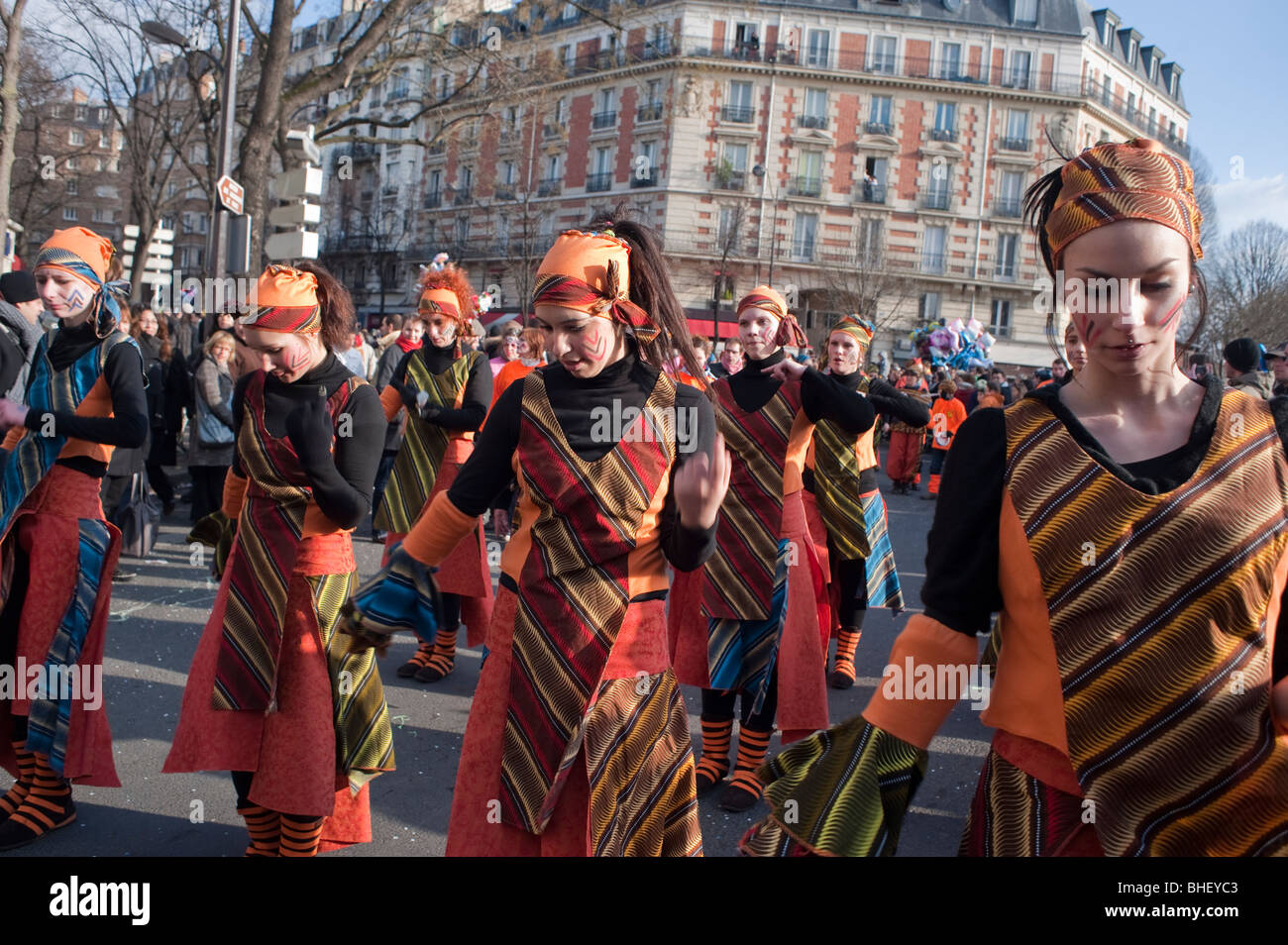 París, Francia, grupo bailando al aire libre gente en Marching vestuario en  'Carnaval de París' Festival de la calle del Carnaval de París Fotografía  de stock - Alamy