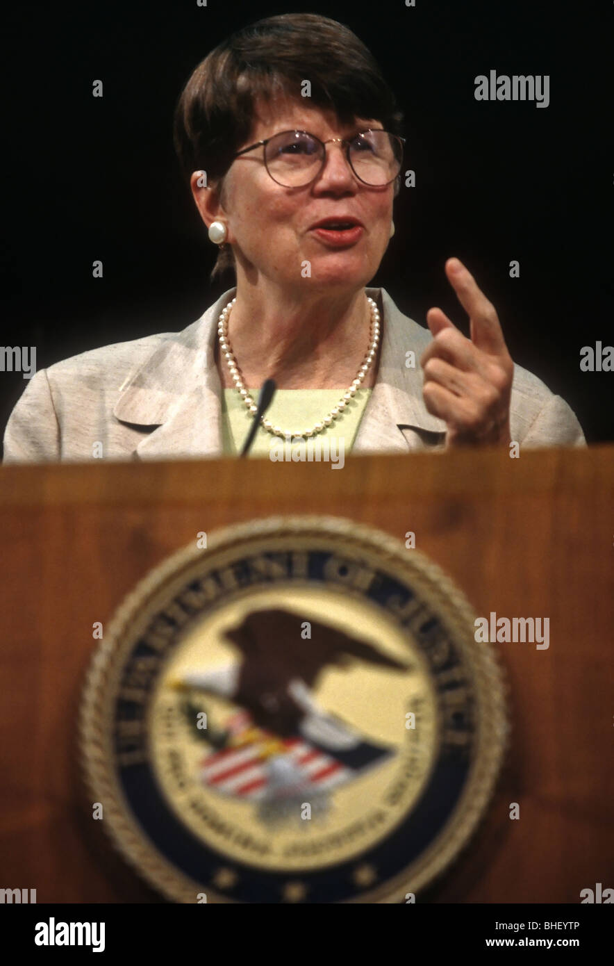 La Procuradora General Janet Reno ofrece una conferencia de prensa en el Departamento de Justicia en Washington, D.C. Foto de stock