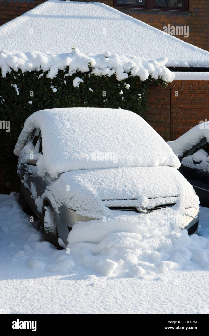 Parking cubierto de nieve. Surrey, Reino Unido Foto de stock