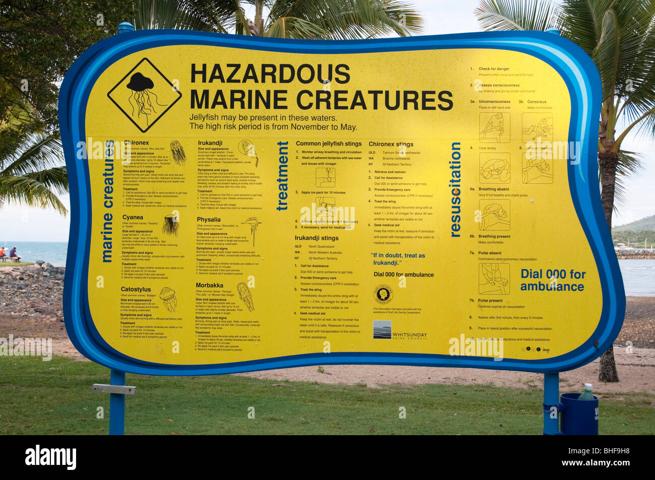 Señal de advertencia de criaturas marinas peligrosas en una playa de Queensland Foto de stock