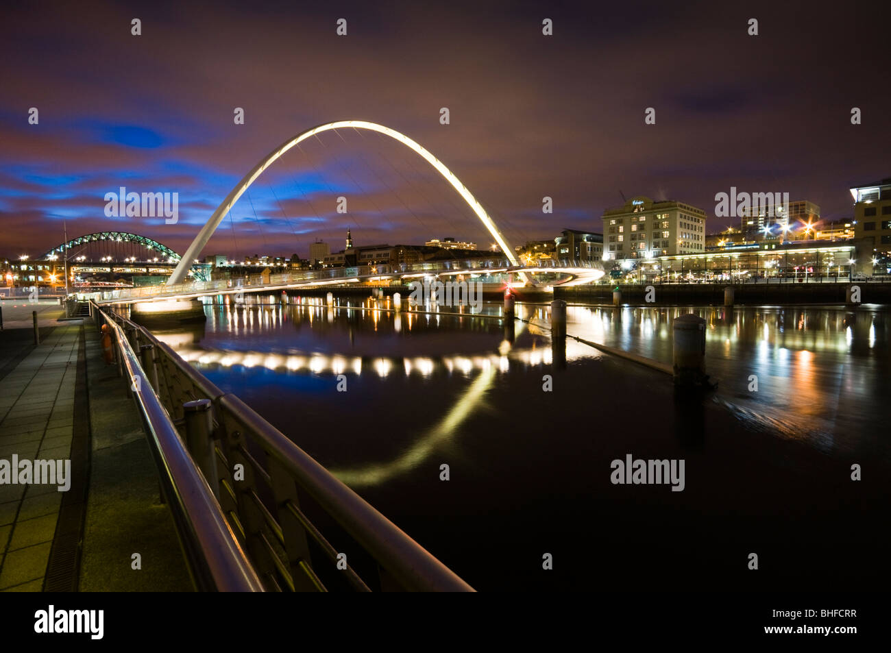 Vista de noche del milenio del puente que conecta la zona restaurada de Gateshead y Newcastle Foto de stock