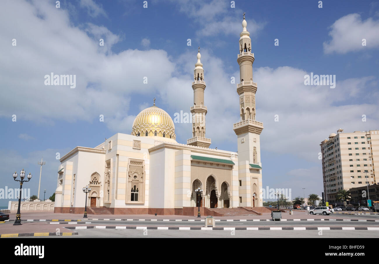 Hermosa mezquita en la ciudad de Sharjah, Emiratos Árabes Unidos Foto de stock