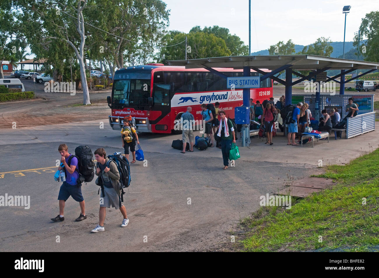 Los mochileros que llegan en Airlie Beach, en el Estado de Queensland por autobús Greyhound Foto de stock