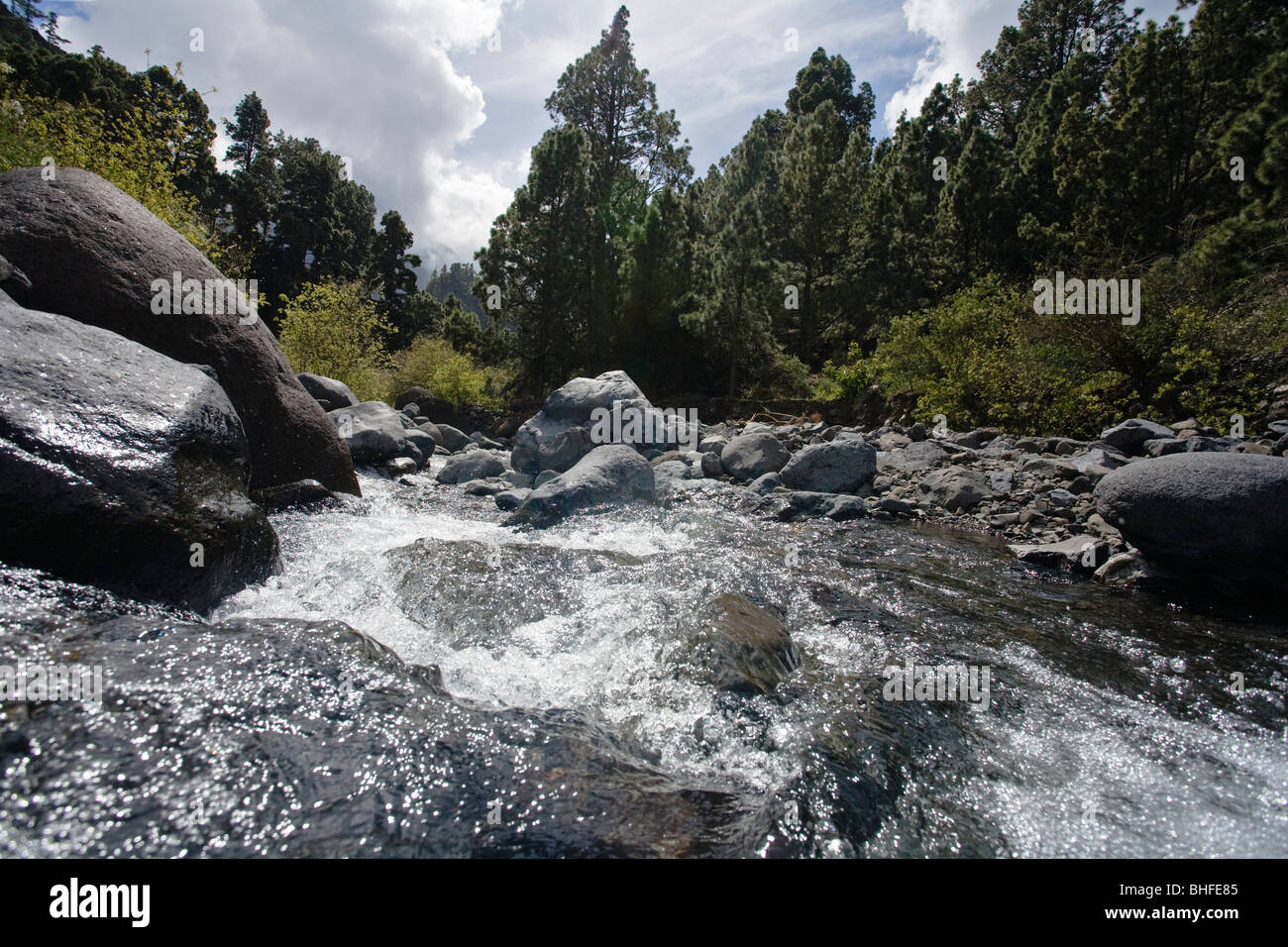 Río que fluye a través de paisajes de montaña, Río de Taburiente, Playa de Taburiente, Parque Nacional, Parque Nacional de la Caldera de Tabu Foto de stock