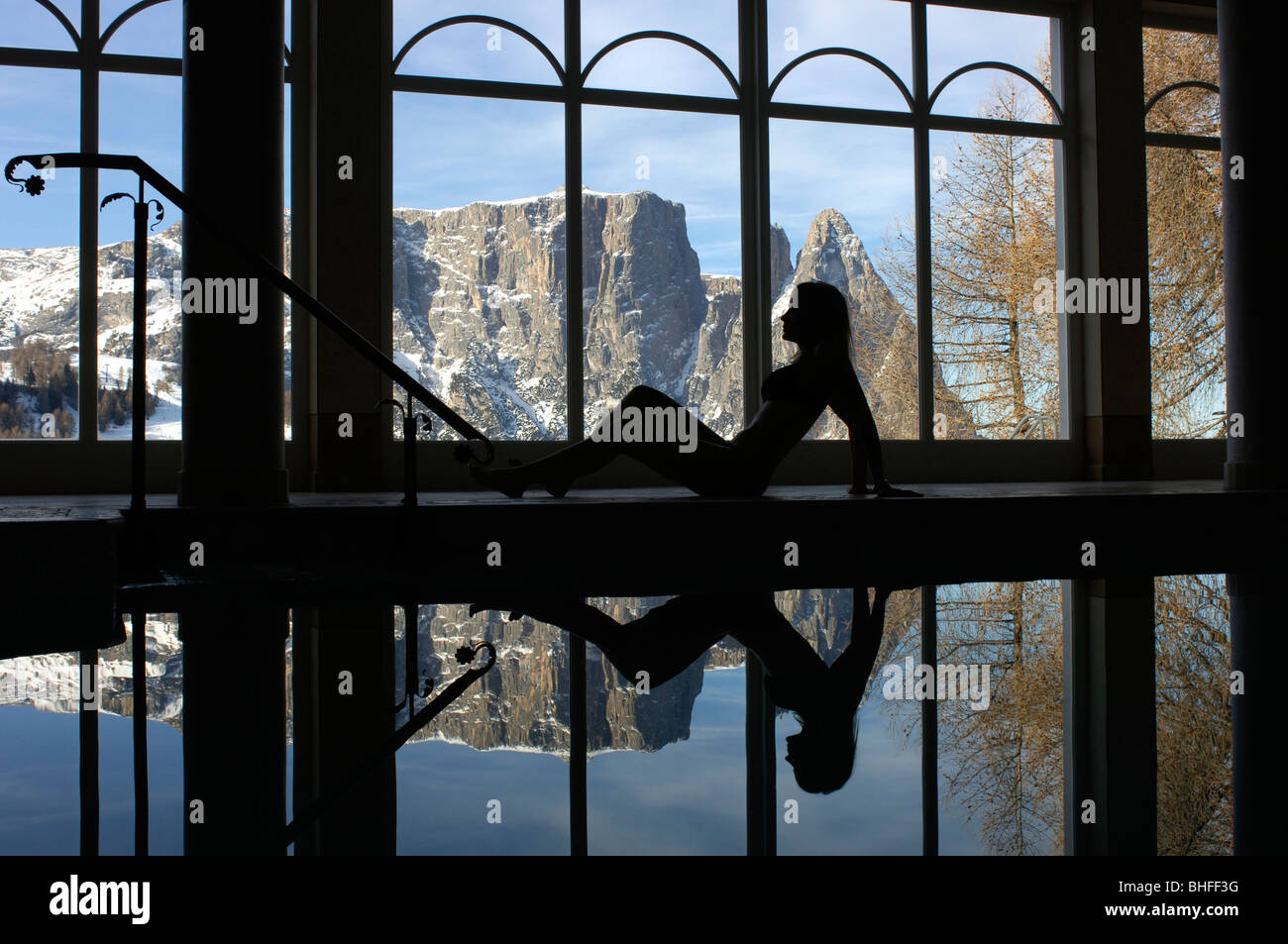 Mujer retroiluminado en una piscina, Sciliar, Tirol del Sur, Italia, Europa Foto de stock