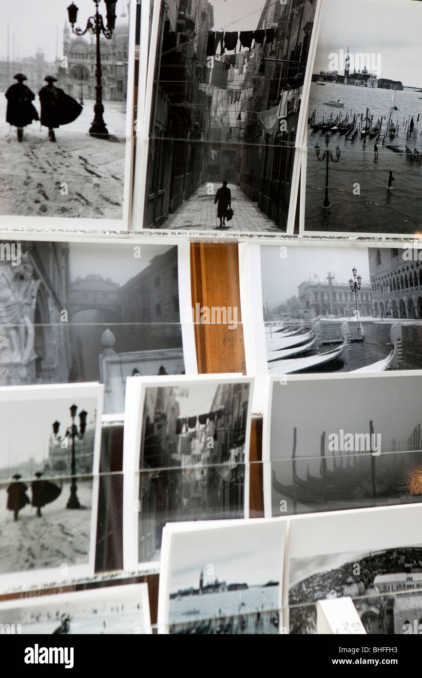 Presentoirs de Comptoir con tarjetas postales, Venecia, Véneto, Italia, Europa Foto de stock