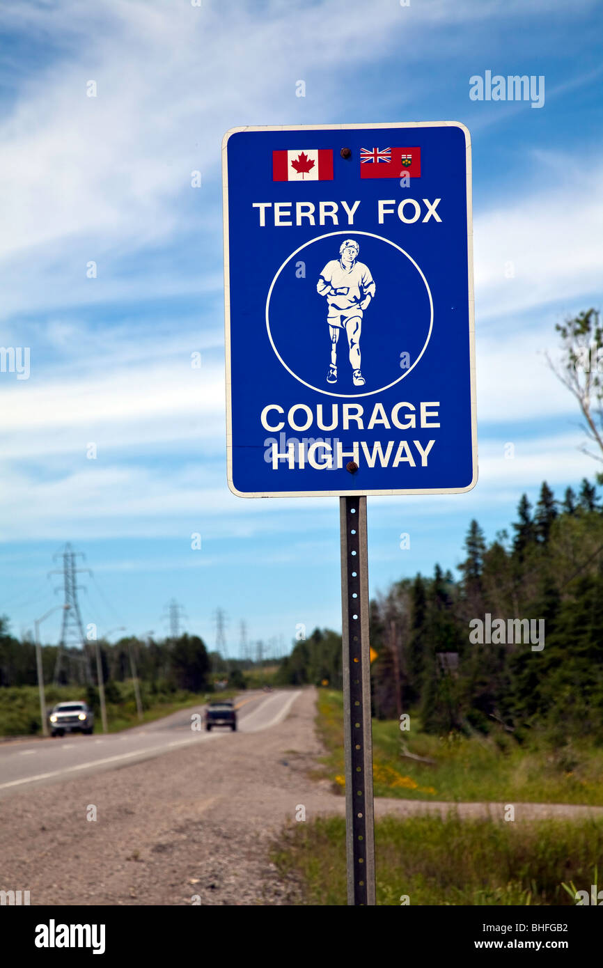 "Terry Fox valentía Highway'y la Maratón de la esperanza Monumento en Thunder Bay, Ontario, Canadá Foto de stock