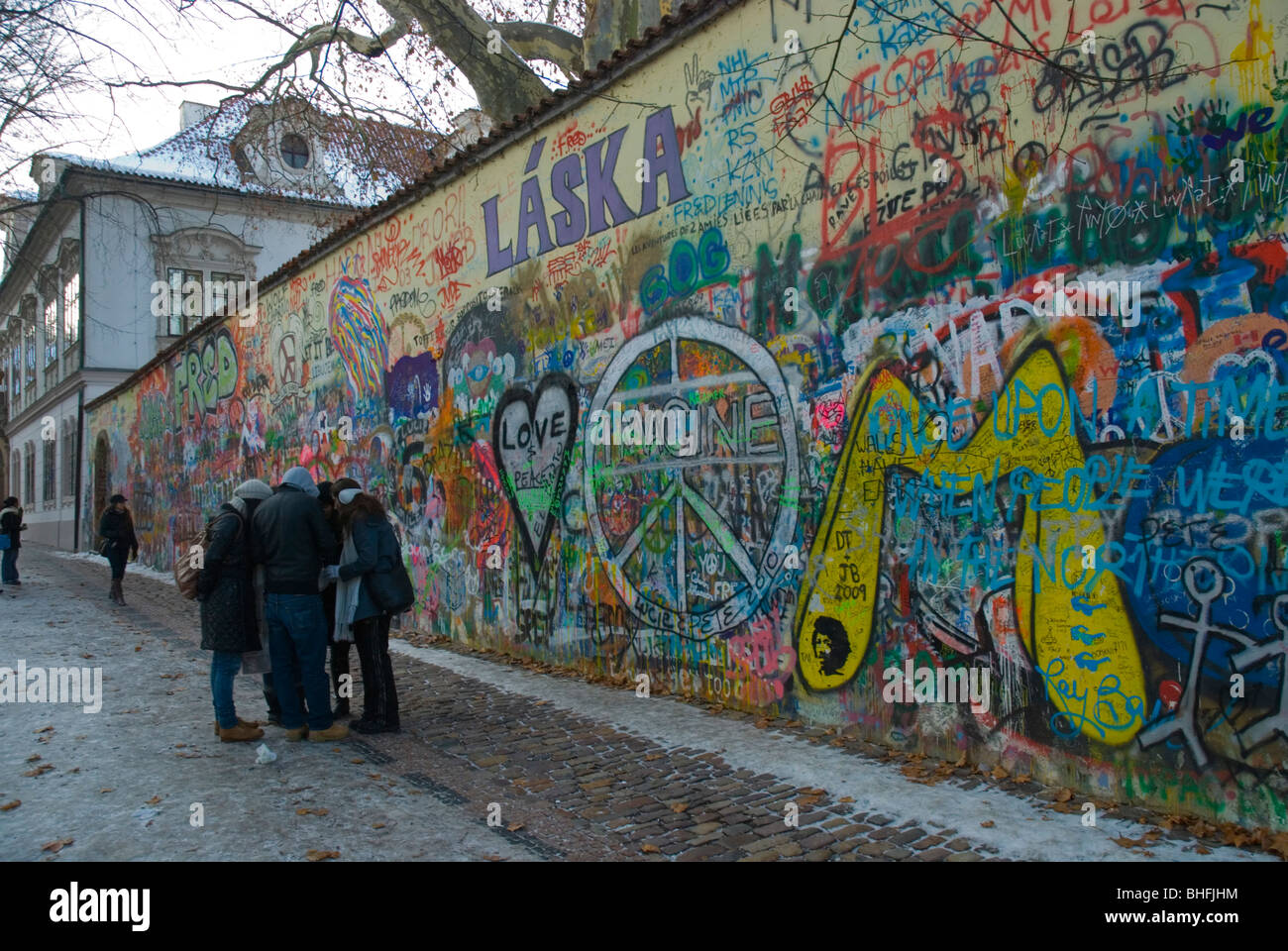 Zed Lennonova el muro a lo largo de John Lennon plaza Velkoprevorske namesti Mala Strana Praga República Checa Europa Foto de stock