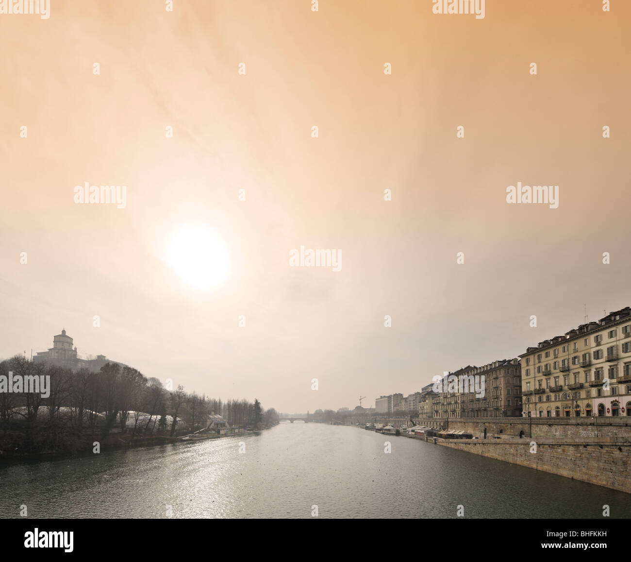 El río Po desde el Ponte Vittorio Emanuele I mirando hacia el Ponte Umberto I, de Turín, Piamonte, Italia Foto de stock