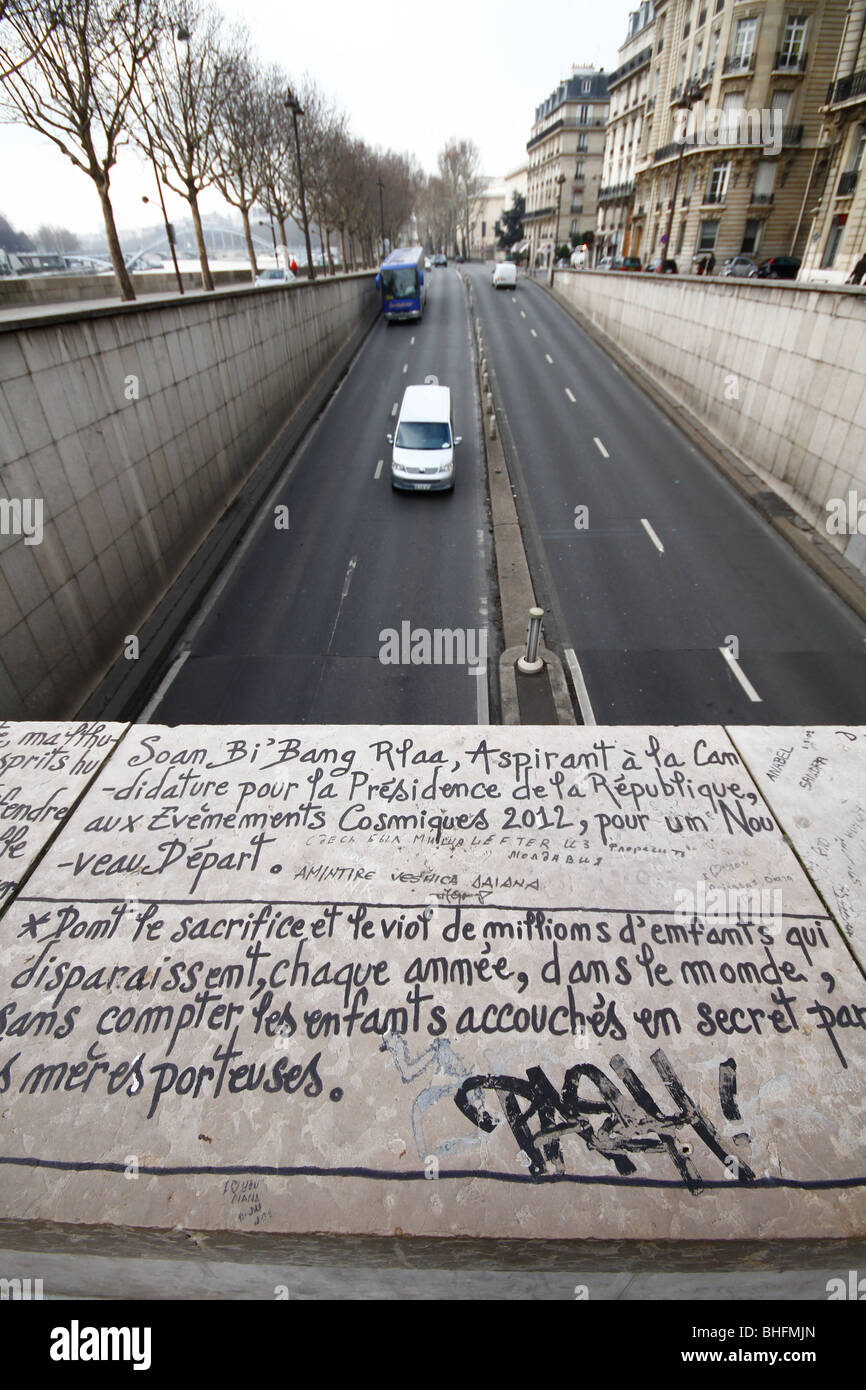 Los diversos mensajes de amor y respeto por la izquierda dolientes en la escena donde la Princesa Diana murió, el Pont de l'Alma túnel. Foto de stock