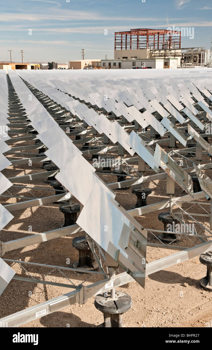 Espejos helióstatos en una instalación de energía solar Fotografía de stock  - Alamy