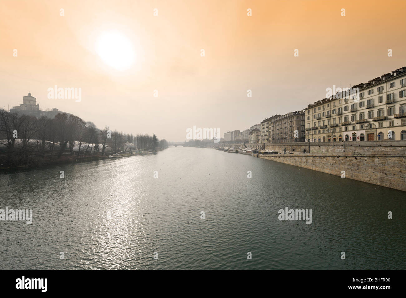 El río Po desde el Ponte Vittorio Emanuele I mirando hacia el Ponte Umberto I, de Turín, Piamonte, Italia Foto de stock