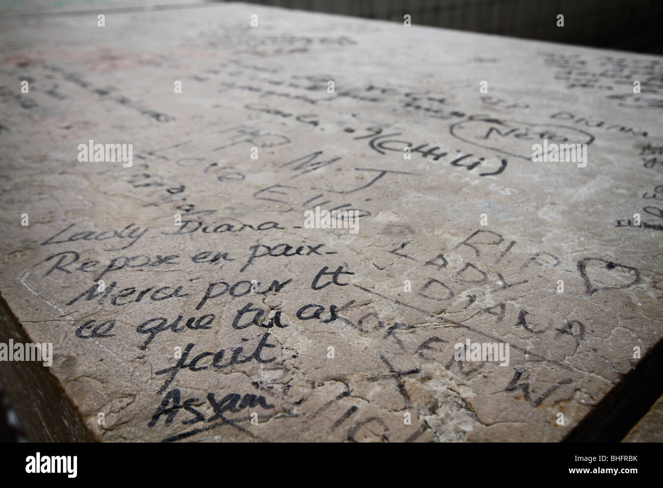 Los diversos mensajes de amor y respeto por la izquierda dolientes en la escena donde la Princesa Diana murió, el Pont de l'Alma túnel. Foto de stock