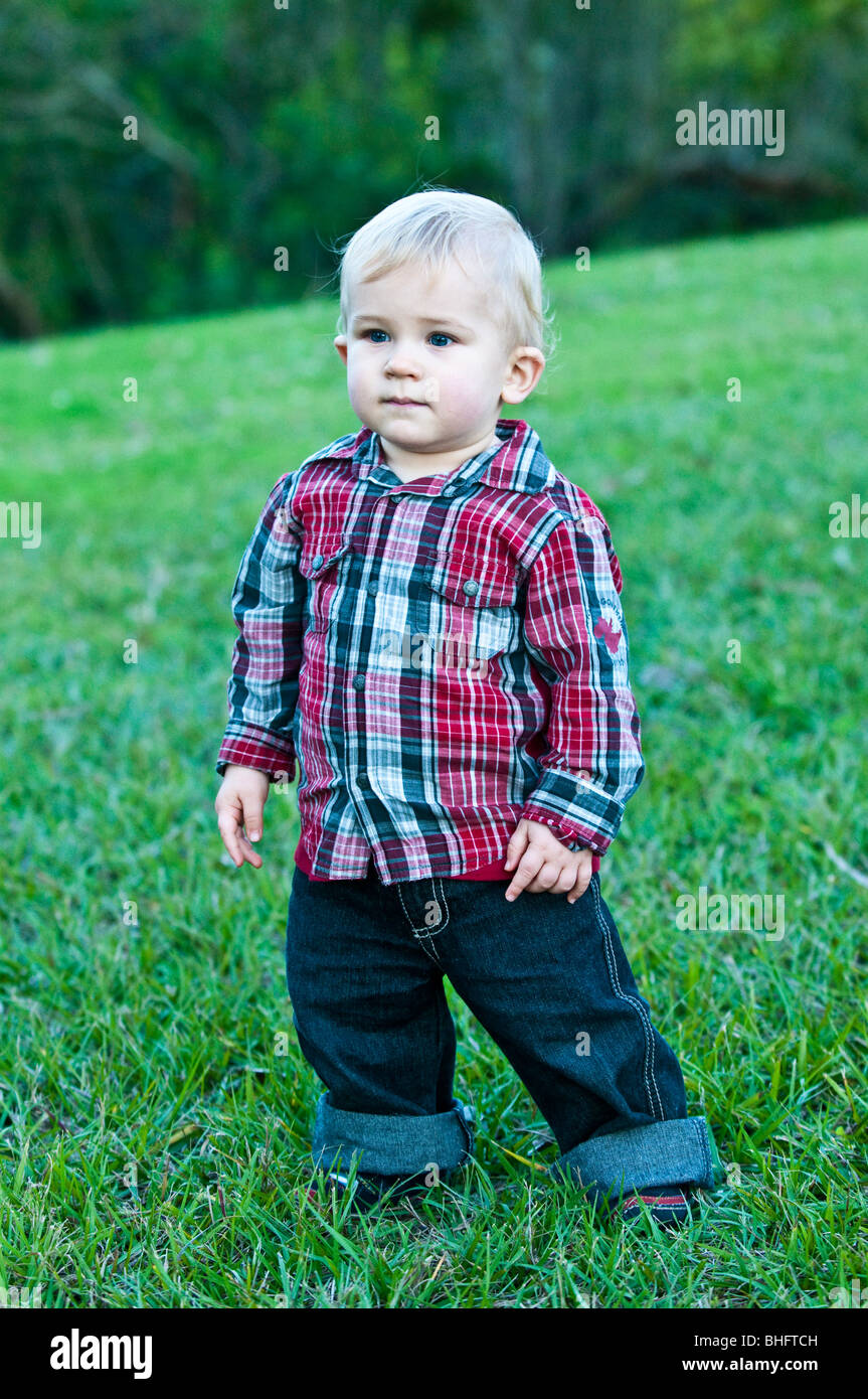 Niño de 14 meses fotografías e imágenes de alta resolución - Alamy