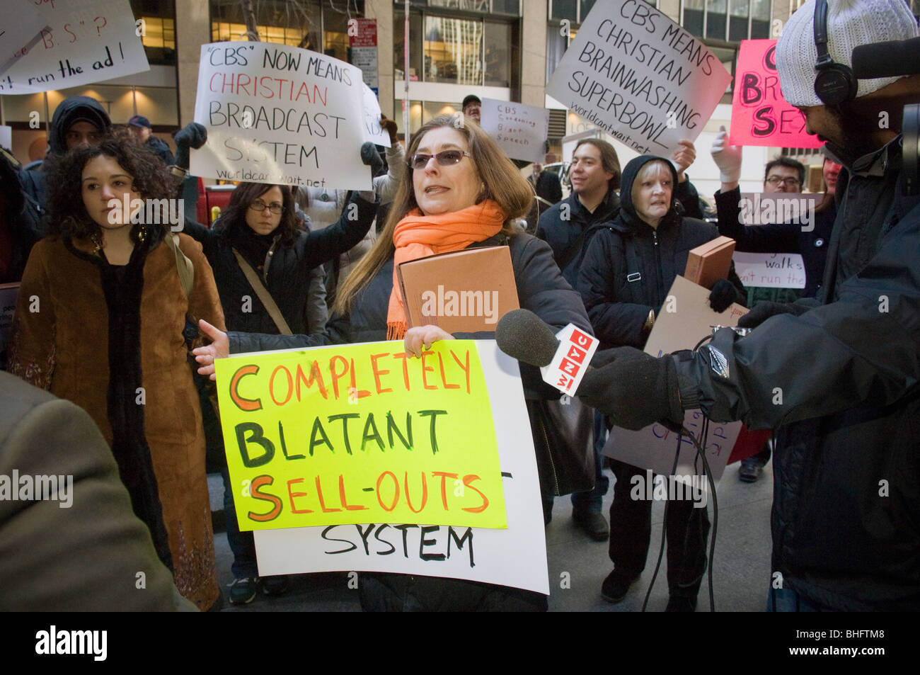 Los grupos de mujeres protesta frente a la sede de la CBS en favor del aborto y contra la pro-vida ejecutar comercial durante el superbowl Foto de stock