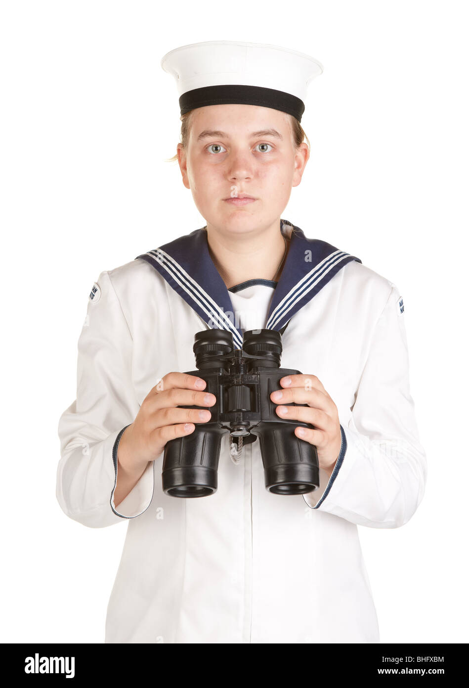 Hembra joven marinero de la marina con binoculares aislado en blanco Foto de stock