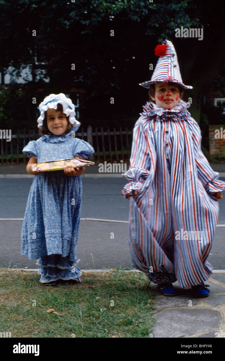 Niños disfrazados de payaso y Little Miss Muffet Fotografía de stock - Alamy