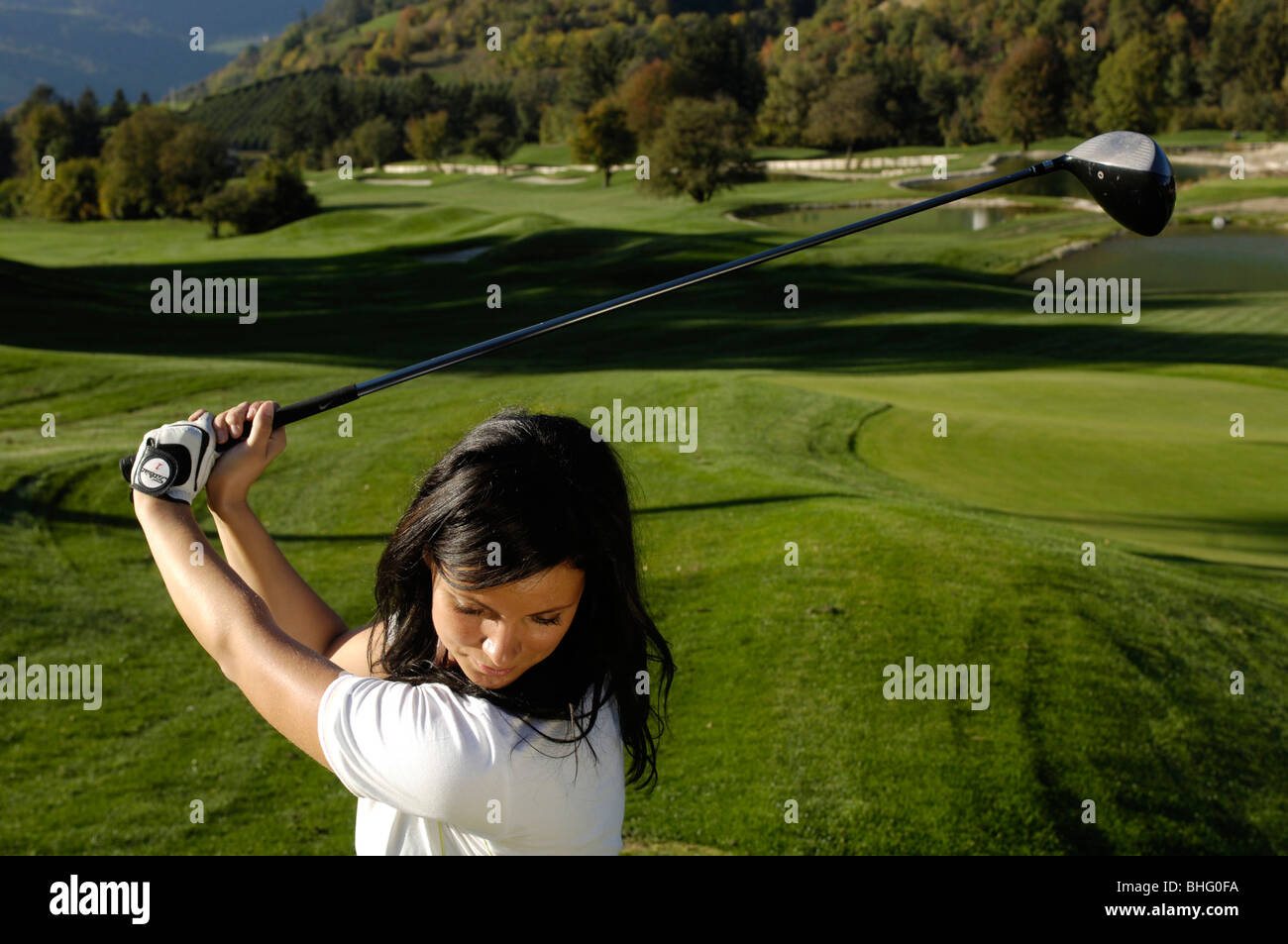 Una mujer con golf club en el césped de la cancha de golf Kastelruth Alpe di Siusi, Sciliar, Tirol del Sur, Italia, Europa Foto de stock