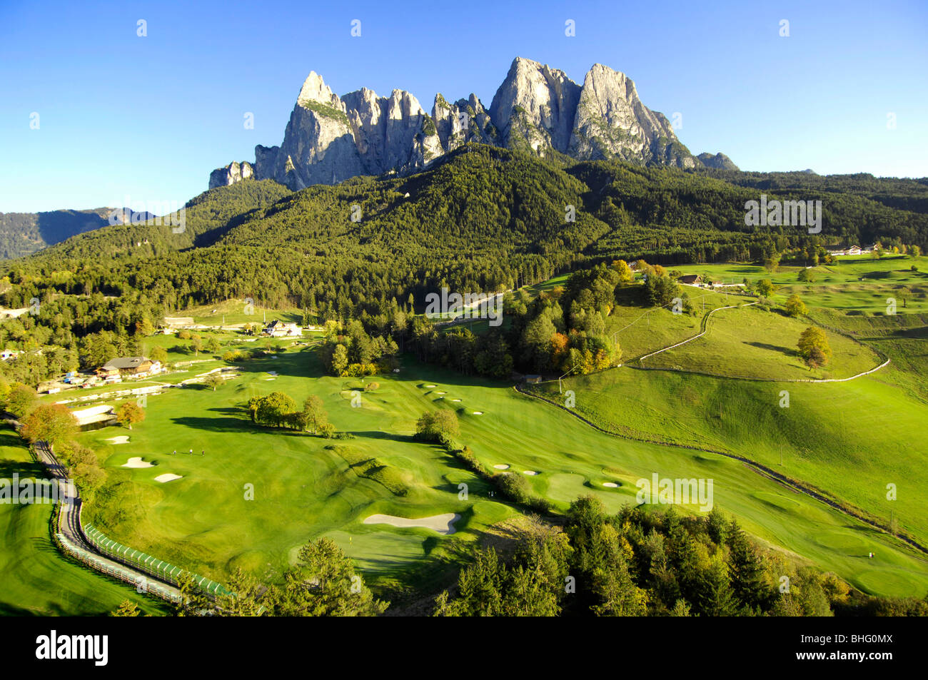 Campo de golf en el sol delante de las montañas, el campo de golf Kastelruth Alm Seiser, Sciliar, Tirol del Sur, Italia, Europa Foto de stock