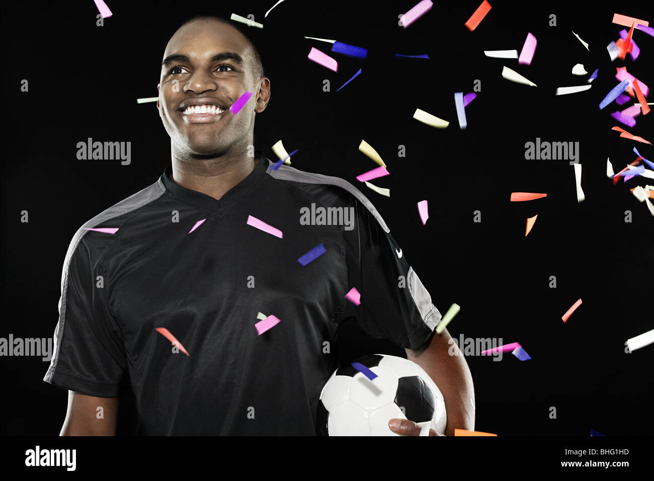 Futbolista con la caída de confeti Foto de stock