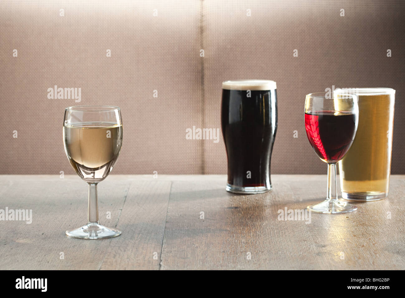 Copas de vino y cerveza en la mesa en bar Foto de stock
