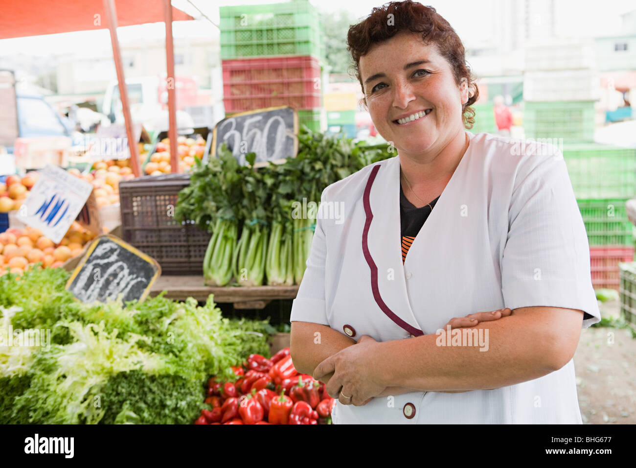 Mujer comerciante calado vegetal Fotografía de stock - Alamy
